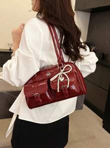 经典纯色PU防水面料,饰以字母图案,拉链封口,点缀珍珠吊坠,可用作时尚单肩包、腋下包、保龄球包、简约女士钱包、优雅女士包、商务电脑包,适合旅行、购物、通勤、聚会和约会等场合。 - 紅色 - 查看 6