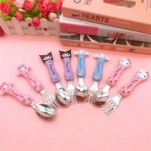 (Autorizado) Conjunto de Colher e Garfo Utensílios Kuromi Fofo da Sanrio Hello Kitty, Utensílios de Colher com Orelhas Grandes de Cachorro Fofo em Caixa Portátil, Adequado para Presentes de Aniversário, Temporada de Formatura, Restaurante, Cozinha, Acessórios de Viagem, Etc.