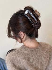 1 szt. Damska kwadratowa spinka do włosów z wzorem skorupy żółwia o wymiarach 4,06 cala/10,3 cm, duża, lekka, plastikowa, modna, wszechstronna, wysokiej klasy, elegancka, minimalistyczna ozdoba do włosów, odpowiednia na co dzień, na co dzień, na imprezę, do pracy, na plażę, do koka, kucyka, do mycia twarzy, makijażu, dopasowująca się do stroju. Modne spinki do włosów. Jesienne akcesoria. Jesienna kopertówka do włosów. Zimowe akcesoria do strojów wakacyjnych. Kobieta.