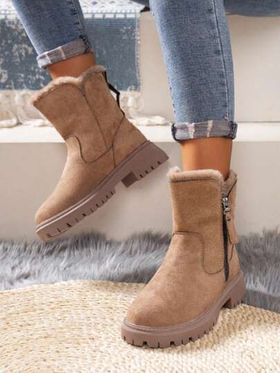 秋冬季卡其色字母细节女士雪地靴，侧拉链设计，仿麂皮绒面革，毛绒内衬，尺码偏小半码