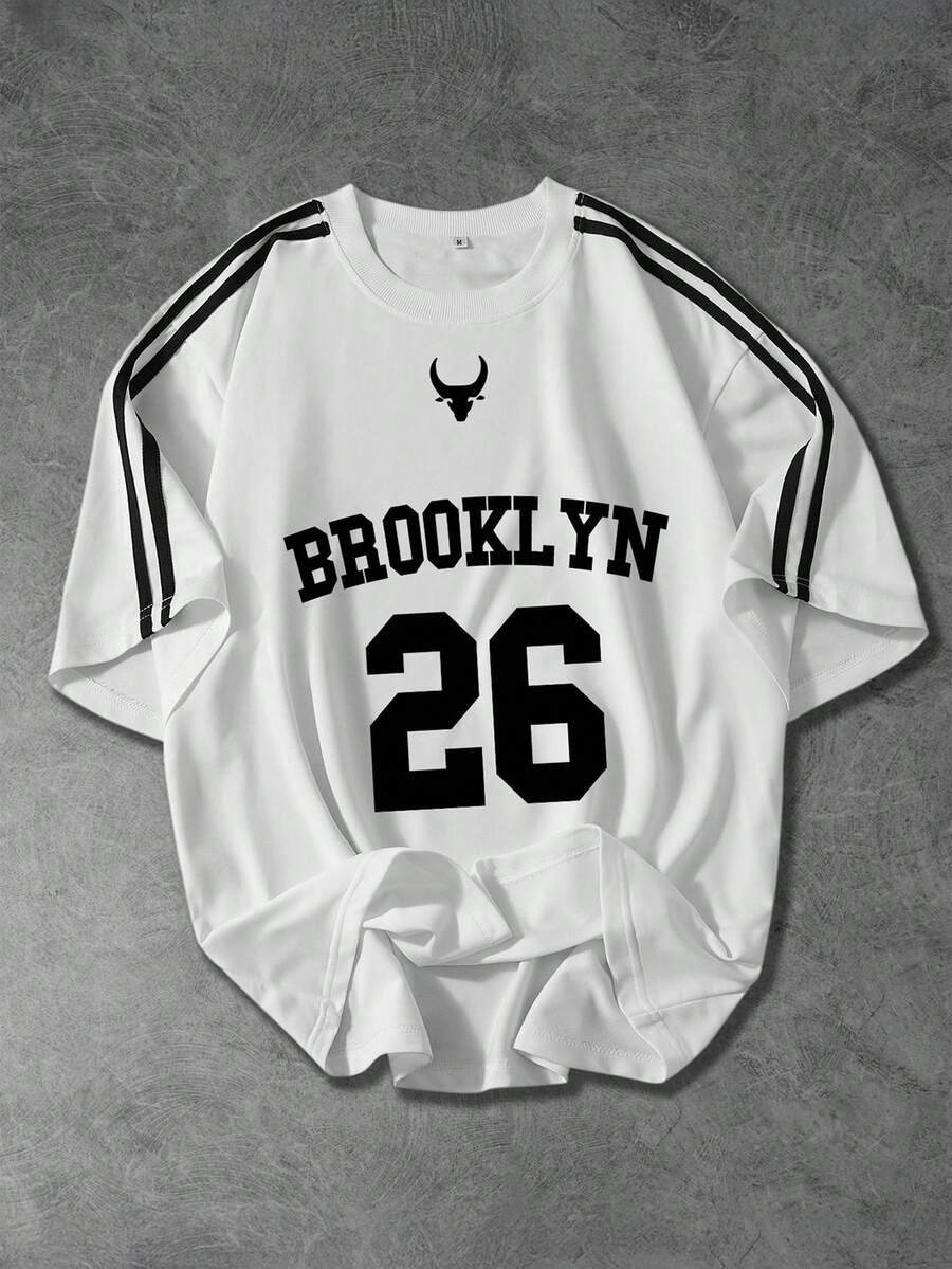 Shwiy 男士运动篮球风春夏学院风黑色织带短袖T恤，饰有布鲁克林字母简约牛头26号图案，适合上学、休闲、街头穿着，也可作为男友礼物。 - 白色 - 查看 1