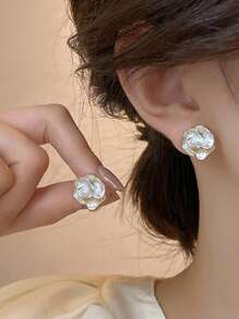 1 Pair Asymmetrical Niche Camellia Earrings, High-End Fashionable French Flower Earrings For Women Valentines,Mom,Mother,Mother's Day,Gift