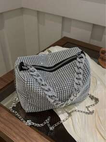 Geantă de umăr tip crossbody pentru femei, la modă și casual, cu decor de lanț, design complet perforat și capacitate mare