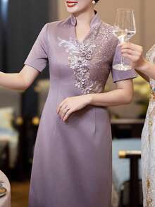 Lace-Trimmed Sequined Straight-Cut Dress, Mid-Length Short-Sleeved Luxurious Evening Gown, Elegant Women's Wear - V-Neck, Slightly Stretchy, Intricate Three-Dimensional Floral Details, Back Zipper, Suitable For All Seasons, Perfect For Christmas Eve, Christmas Day, Chinese New Year, New Year's Day, And More. Suitable For Everyday Wear, Casual Occasions, Parties, Weddings, Banquets, Gatherings, Engagements, Ceremonies, Banquets, Social Events, Vacations, And Birthdays. - 灰紫色 - 查看 9