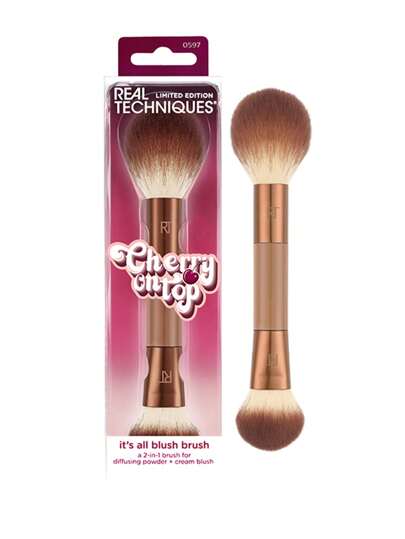 Real Techniques Real Techniques Cherry Ontop, C'est tout le pinceau blush sans limite, 104 joues effilées, petit, poils effilés appliquent précisément le blush liquide et crémeux pour une touche de couleur, 105 pinceau blush, poils doux et moelleux mélangent uniformément le blush en poudre pour un fard naturel et graduel, à utiliser avec tous les fards à joues, pinceau de maquillage 2-en-1 à double tête