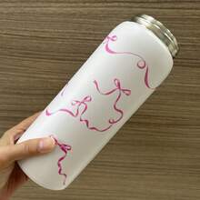 32 Oz Brand-New Original Stainless Steel Insulated Water Bottle With A Straw, Suitable For Sports, Can Also Be Used As A Portable Cup. A Sports Water Bottle Specially Designed For Drinkers, It Is Perfect For Schools, Gyms, Travel, Daily Commutes, Outdoor Picnics, Summer, Outdoor Activities, Camping, Dormitories, Yoga, Driving, Office Commutes, Teachers, Graduation Gifts, Teacher Gifts, Valentine's Day Gifts, Birthday Gifts, Thanksgiving Gifts, Christmas Gifts, Halloween Gifts, Halloween Decorations, And Is Perfectly Suitable For Various Beverages, Including Ice Water, Iced Tea Or Coffee, Iced Drinks And Hot Drinks. - 粉絲帶 - 查看 2