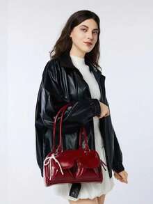 1个FEISTURE纯色PU保龄球包，斜挎/腋下手提包，女士款（带仿珍珠吊坠），适合购物、约会、作为女士礼物，适合青少年、大学生、初学者和上班族，是办公室、大学、工作、通勤的理想之选，也是情人节礼物的最佳选择，时尚蝴蝶结女士包 - 酒紅色 - 查看 8