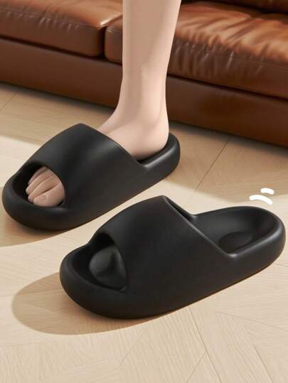 Nuove pantofole da casa per uomo per tutte le stagioni: pantofole nere a punta tonda con suole in EVA morbide, leggere e confortevoli. Queste sono sandali da interno che si asciugano rapidamente quando esposti all'acqua in bagno, con proprietà antiscivolo e deodoranti. Sono anche uno stile di coppia per l'uso domestico.