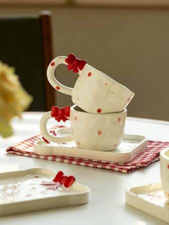 1 st. handmålad keramikmugg i fransk inredningsstil med präglad rosett, söt prickig blommig mugg, asymmetrisk vattenmugg, afternoon tea-kaffekopp, latte art-kopp, handgjord designmugg, dessertkopp, vattenmugg, frukostmjölkkopp, presentmugg för skolstart