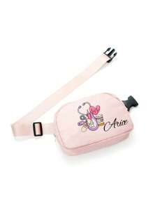 Borsetă unisex. Personalizabilă cu un design simplu, casual, versatil și elegant. Perfectă pentru utilizare zilnică, la serviciu, plajă sau vacanță. Această geantă crossbody personalizată poate fi personalizată cu numele, inițialele, numerele norocoase și multe altele - perfectă pentru ieșiri, călătorii, vacanțe sau școală.