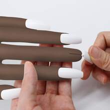Mano de práctica de uñas acrílicas - Mano de práctica de uñas de silicona, versión mejorada con placas de uñas que nunca se caen, uñas postizas para técnicos de uñas, utilizada para la práctica de uñas, modelo de práctica flexible, viene con 50 placas de uñas. Los dedos ya no se rompen fácilmente - Los dedos tienen un esqueleto de aluminio de 3,2 mm en el interior, conectado a través de todo el dedo, lo que permite que los dedos se doblen en varios ángulos. - Marrón Chocolate - Ver 4