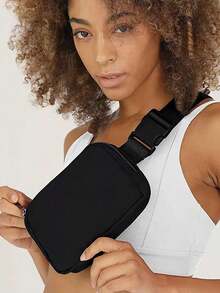 Borsetă unisex. Personalizabilă cu un design simplu, casual, versatil și elegant. Perfectă pentru utilizare zilnică, la serviciu, plajă sau vacanță. Această geantă crossbody personalizată poate fi personalizată cu numele, inițialele, numerele norocoase și multe altele - perfectă pentru ieșiri, călătorii, vacanțe sau școală.