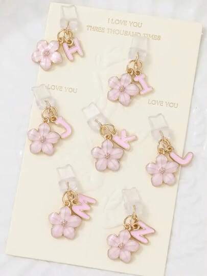 1 件时尚粉色花卉字母手机防尘塞，精致 A-Z 字母金属挂件，适合作为女性生日礼物，兼容 Lightning（5-14）/ Type-C 接口