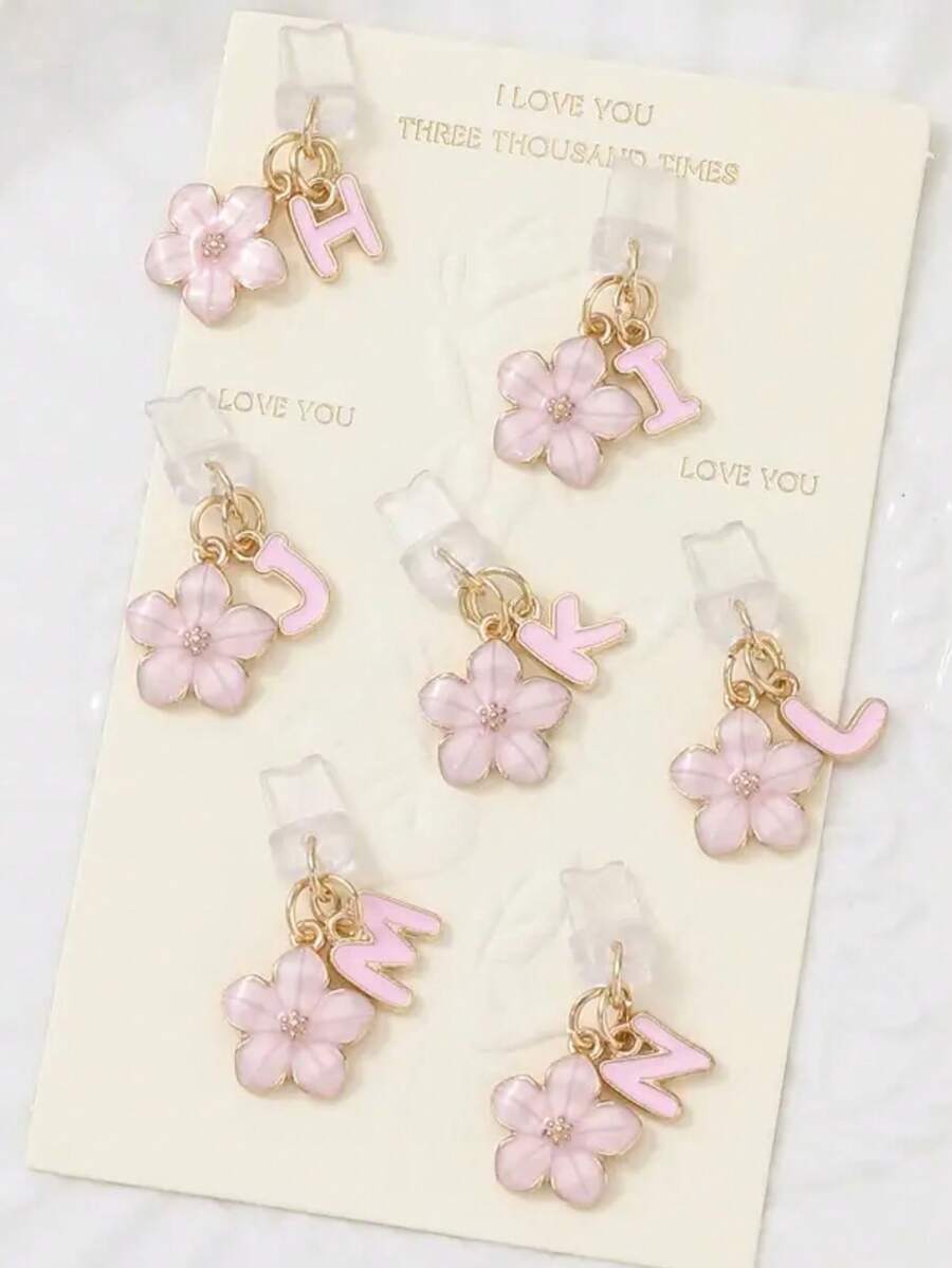 1 件时尚粉色花卉字母手机防尘塞，精致 A-Z 字母金属挂件，适合作为女性生日礼物，兼容 Lightning（5-14）/ Type-C 接口 - 粉色 - 查看 1