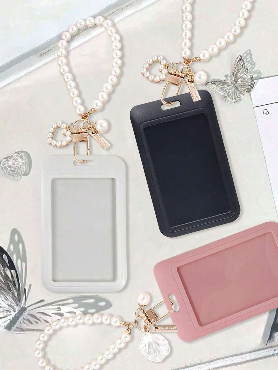 这款黑/白/粉色卡包配有心形吊坠和仿珍珠链，可用作包包装饰、钥匙扣，也可用于收纳身份证、会员卡、照片、地址卡，同时还能起到保护作用。这款卡包既可日常使用，也可作为装饰品，或作为礼物赠送给朋友、家人和爱人，适合作为情人节、生日、母亲节、开学季礼物。 - 彩色 - 查看 1