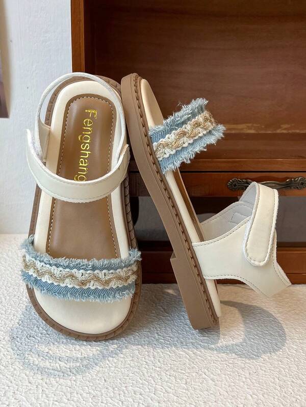 Sandalias para niñas, un par de sandalias planas elegantes y de moda para niñas, estilo trenzado con flecos, sandalias planas con hebilla y punta descubierta antideslizante, y un conjunto dulce