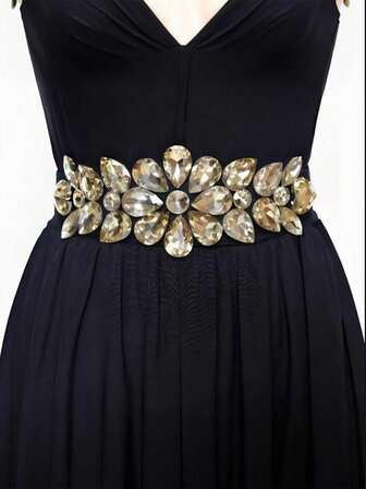 一款大号、闪闪发光的仿宝石水晶玻璃腰带，款式夸张，适合时尚晚会，腰部有松紧带。