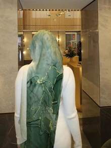 1件水彩印花頭巾，波希米亞風輕盈巴厘島雪紡希賈布圍巾，適合日常穿著、搭配長袍洋裝與海灘 - 綠色 - 查看 2