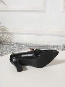 Scarpe di moda versatili, tacco alto a blocchi di colore con punta affusolata per le donne