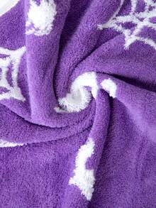 1条薄款紫色提花万圣节蝙蝠图案浴巾，尺寸70*140厘米或34*75厘米可作手巾或34*34厘米可作洗脸巾，涤纶材质，速干、吸水性强、柔软舒适，适用于浴室、酒店、健身房、节日礼品、派对、海滩、美容院、酒店运动、家居用品、毛巾、护肤品等场合，男女通用。 - 紫色 - 查看 5