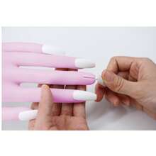 Mano de práctica de uñas acrílicas - Mano de práctica de uñas de silicona, versión mejorada con placas de uñas que nunca se caen, mano de práctica de uñas falsas, modelo de práctica flexible, viene con 50 placas de uñas. Los dedos nunca se rompen - Los dedos tienen huesos de aluminio de 3,2 mm en su interior, conectados a través de todo el dedo, lo que permite que los dedos se doblen en varios ángulos. - Morado - Ver 4