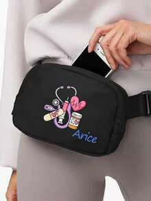 Borsetă unisex. Personalizabilă cu un design simplu, casual, versatil și elegant. Perfectă pentru utilizare zilnică, la serviciu, plajă sau vacanță. Această geantă crossbody personalizată poate fi personalizată cu numele, inițialele, numerele norocoase și multe altele - perfectă pentru ieșiri, călătorii, vacanțe sau școală.