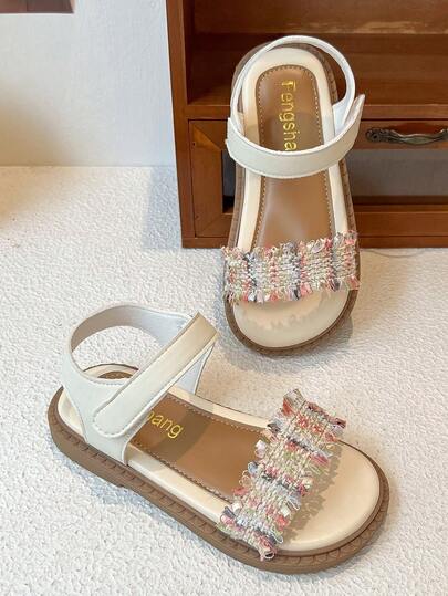 Sandalias para niñas, un par de sandalias planas elegantes y de moda para niñas, estilo trenzado con flecos, sandalias planas con hebilla y punta descubierta antideslizante, y un look dulce