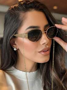 1副椭圆形小巧时尚女式眼镜，INS街头风复古金属框黑色时尚眼镜，配有旅行沙滩配件，适合女士佩戴，秋冬百搭，商务休闲，夏季海滩度假、户外旅行必备，复古椭圆形镜框，适合外出、返校等场合。