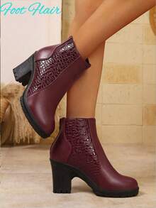 Botas femininas de salto alto com bico redondo e zíper traseiro, em couro PU com estampa de crocodilo e patchwork. Estilo elegante, perfeitas para festas, atividades ao ar livre e uso diário. Botas de cano curto na cor vinho, versáteis, confortáveis e com cano alto, ideais para o outono/inverno. - Borgonha - Ver 2