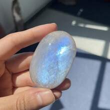 天然月光石掌心水晶 - 天然椭圆形切割宝石，带有彩虹般的蓝色光泽，适用于室内外家居装饰、桌面摆件、圣诞节和感恩节礼物、户外装饰 | 彩虹石 | 光滑抛光表面 - 彩色 - 查看 6