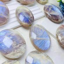 天然月光石掌心水晶 - 天然椭圆形切割宝石，带有彩虹般的蓝色光泽，适用于室内外家居装饰、桌面摆件、圣诞节和感恩节礼物、户外装饰 | 彩虹石 | 光滑抛光表面 - 彩色 - 查看 2