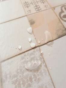 Prostokątny obrus z tworzywa PVC charakteryzuje się prostym i modnym nadrukiem. Jest w 100% wodoodporny, olejoodporny i łatwy w czyszczeniu. Nadaje się do salonów, kuchni, na zewnątrz, na festiwale, imprezy, spotkania itp.