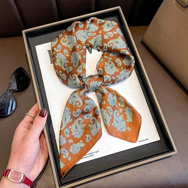 1 pièce Foulard carré de luxe rétro à imprimé cachemire kaki foncé pour femmes. Bandana classique idéal pour l'extérieur et les voyages, accessoire bohème. Cadeau, serre-tête, bandeau parfait pour habiller votre look