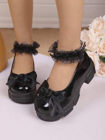 1 par flickskor i enfärgat lack med tjock sula, rosett och spetsdekor, prinsesslika träningsskor, barnsko för student