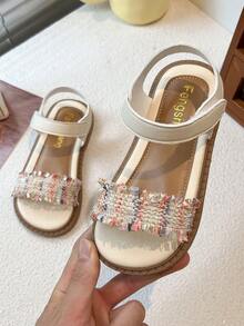 Sandalias para niñas, un par de sandalias planas elegantes y de moda para niñas, estilo trenzado con flecos, sandalias planas con hebilla y punta descubierta antideslizante, y un look dulce