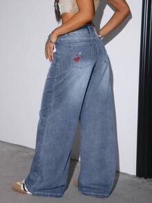 女士刺绣爱心洗水牛仔裤 - 中等水洗藍 - 查看 2