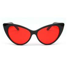 Women Retro Vintage High Pointed Cat Eye Sunglasses With Dramatic Winged Silhouette And Glossy Finish, Ideal For Editorial Street Style Photoshoots, Fashion Show Appearances, Rooftop Sunset Events, And Retro Coastal Holiday Ensembles - 黑紅 - 查看 2