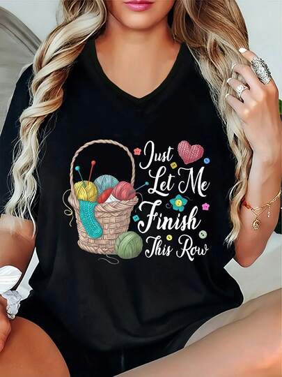 Camiseta negra de cuello en V para mujeres con diseño de cesta de ganchillo "Just Let Me Finish This Row" - Casual, de manga corta, tela microelástica, top de primavera/verano, ropa casual| Impresión Juguetona| Ajuste Cómodo, Camiseta de Crochet