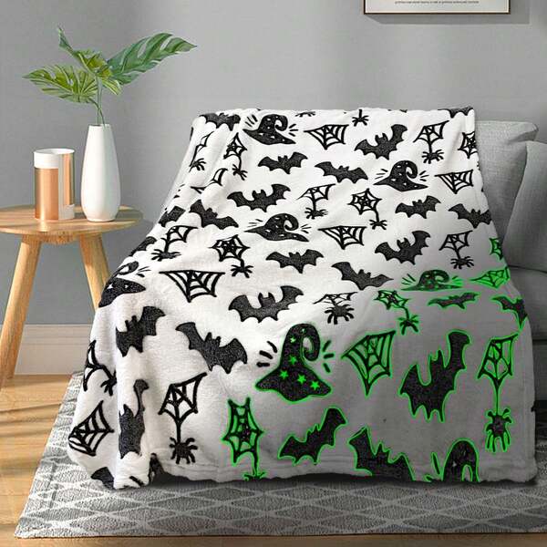 بطانية تضيء في الظلام بموضوع هالوين مع عناصر خفافيش وقبعة ساحرة وشبكة عنكبوت، تخلق جوًا غامضًا للعطلة، مناسبة لديكور هالوين أو المشاهد ذات الصلة