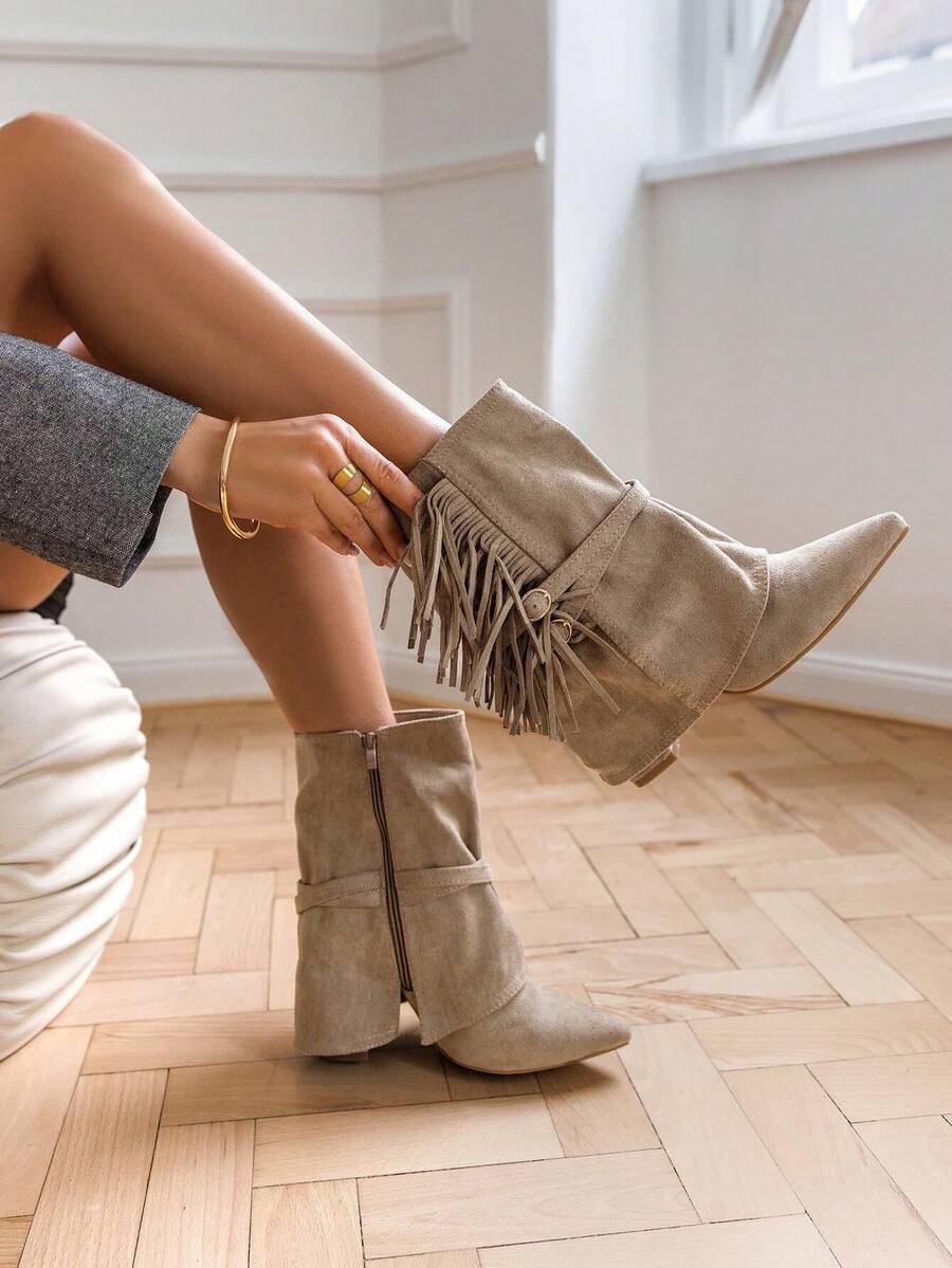 VIKIVIKI SHOES Mid-Calf Boots With Decorative Fringes And A Boho-Style Design. Pointed Toe And Mid-Heel For Comfort. Side Closure And Suede Trim Add Texture And Originality. Perfect For Festival Looks, Urban Looks, Or Paired With Flowing Dresses. Estimated Delivery: 1-3 Business Days (Mainland). - Màu Khaki - Xem 1