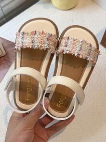 Sandalias para niñas, un par de sandalias planas elegantes y de moda para niñas, estilo trenzado con flecos, sandalias planas con hebilla y punta descubierta antideslizante, y un look dulce