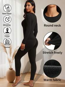 一套保暖内衣套装，包括圆领长袖上衣和七分裤，适合秋冬季穿着。