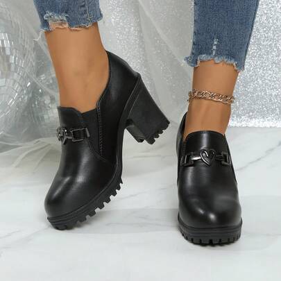 أحذية مسطحة نسائية بكعب سميك وجذاب، بتصميم أنيق للتنقل اليومي، مزينة بشكل قلب أسود