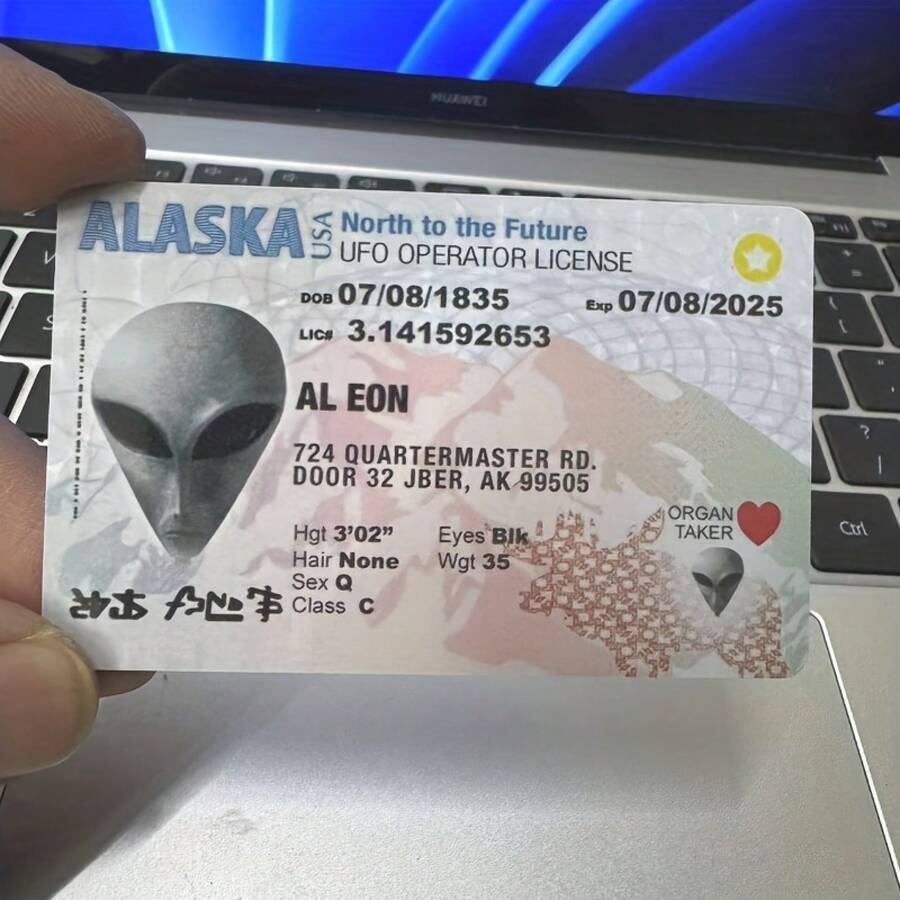 Alien UFO Operator License Prank Card-Real PVC Fancy Dress Party Party Props, Prank Gift For Halloween, Birthday Or Themed Event, Themed Event Accessories| Future Theme| Bright Colors, Space Party Decorations - 1個 - 查看 1
