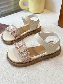 Sandalias para niñas, un par de sandalias planas elegantes y de moda para niñas, estilo trenzado con flecos, sandalias planas con hebilla y punta descubierta antideslizante, y un look dulce