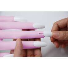 Mano de práctica de uñas acrílicas - Mano de práctica de uñas de silicona, versión mejorada con placas de uñas que nunca se caen, mano de práctica de uñas falsas, modelo de práctica flexible, viene con 50 placas de uñas. Los dedos nunca se rompen - Los dedos tienen huesos de aluminio de 3,2 mm en su interior, conectados a través de todo el dedo, lo que permite que los dedos se doblen en varios ángulos. - Morado - Ver 1