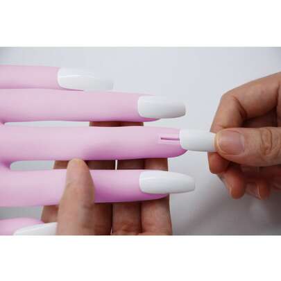 Mano de práctica de uñas acrílicas - Mano de práctica de uñas de silicona, versión mejorada con placas de uñas que nunca se caen, mano de práctica de uñas falsas, modelo de práctica flexible, viene con 50 placas de uñas. Los dedos nunca se rompen - Los dedos tienen huesos de aluminio de 3,2 mm en su interior, conectados a través de todo el dedo, lo que permite que los dedos se doblen en varios ángulos.