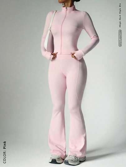 Conjunto deportivo de unicolor que consta de una parte superior ajustada y pantalones acampanados