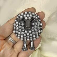 1入流行合金綿羊造型胸針，配以假珍珠裝飾，適合女士節日派對服飾，外套配件