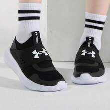 Under Armour حذاء جري نسائي مريح غير قابل للانزلاق من Runplay، ذو رقبة منخفضة وقابل للتنفس - الأسود - مشاهدة 2